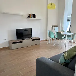 Appartamento New With Balcony, Isola Bosco Verticale, Milano